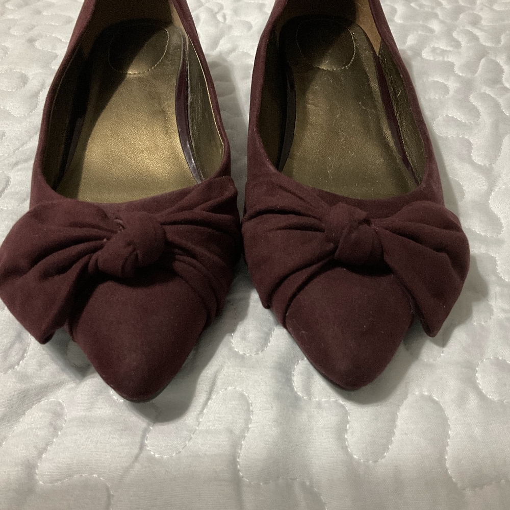 REDUCED TO SELL!BEAUTIFUL Bandolino burgundy suede wedges